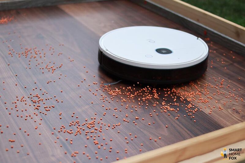 Yeedi Vac Max reinigt auf dem Laminatboden beim Saugtest Linsen